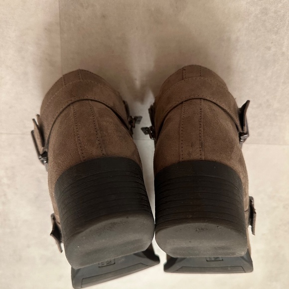 Reaction by Kenneth Cole ankle boots with 2 straps, zipper closure. size 9.5 - Picture 6 of 8